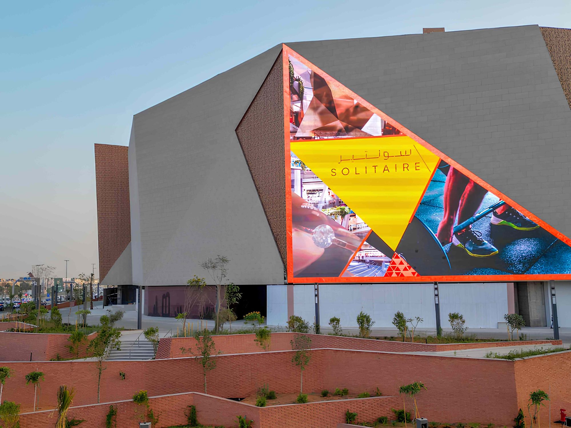 fischer sichert Fassade der Solitaire Mall in Riad Verdeckte Befestigung für Kristallgeode