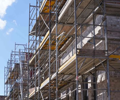 Prognose: Starker Einbruch im Wohnungsbau Der Rohbau eines Mehrparteienhauses, der mit Gerüsten eingebaut ist.