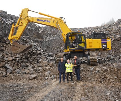 Komatsu PC700LC-11 startet im Steinbruch Komatsu PC700LC-11 startet im Steinbruch