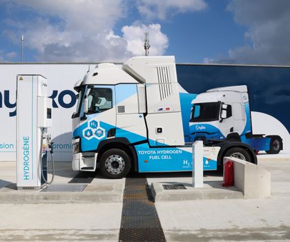 Ein Hyliko-Wasserstoff-Lkw steht an einer Wasserstofftankstelle in Frankreich
