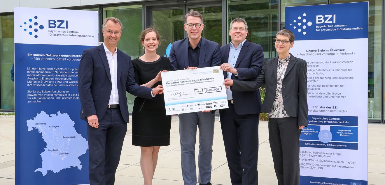 Das BZI wurde am 13.05. in Würzburg eröffnet: Prof. Dr. Klaus Überla (Erlangen), Prof. Dr. Stefanie Kampmeier (Würzburg), Staatsminister Markus Blume, Prof. Dr. Oliver Kurzai (Würzburg) und und Prof. Dr. Uta Behrends (München), v.l..