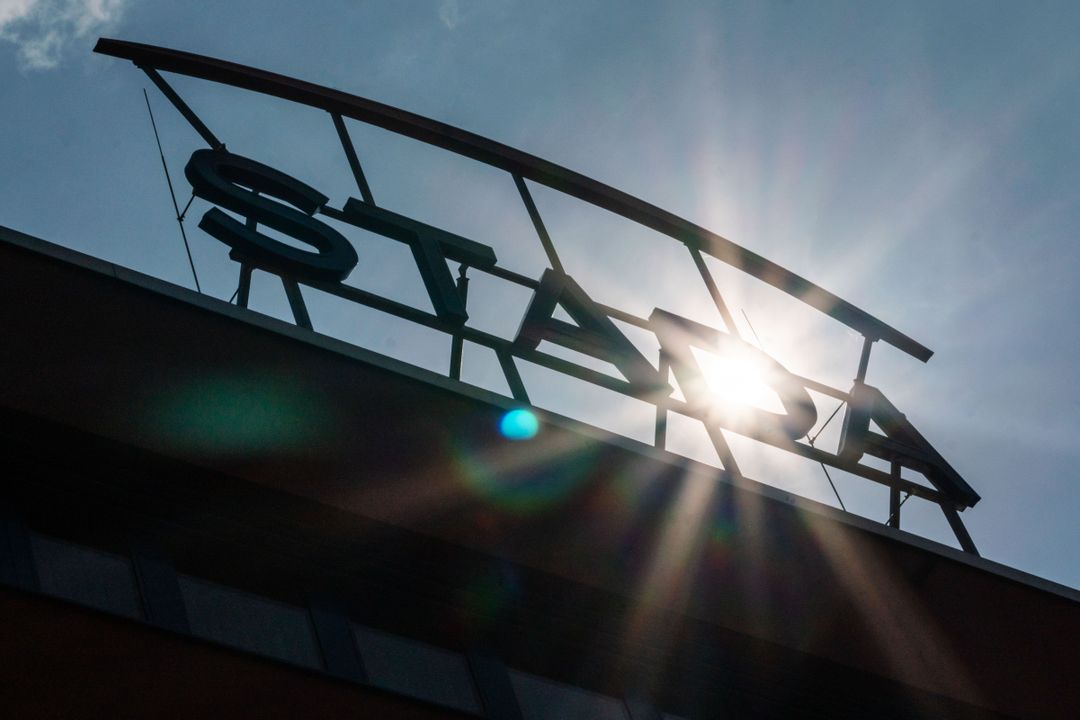 Die Sonne scheint durch das Firmenlogo von Stada an einem der Gebäude am Firmensitz des Arzneimittelherstellers