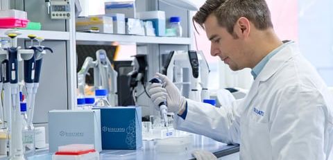 Biocrates Kits und Pipetten Mitarbeiter im Labor bei der Anwendung von Biocrates Kits und Pipetten