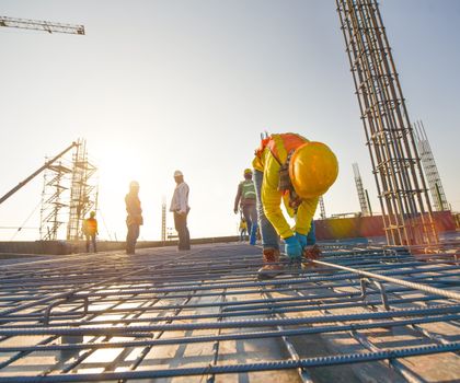 Baugenehmigungen im Januar 2025: Anstieg trotz Baukrise Arbeiter auf einer Baustelle