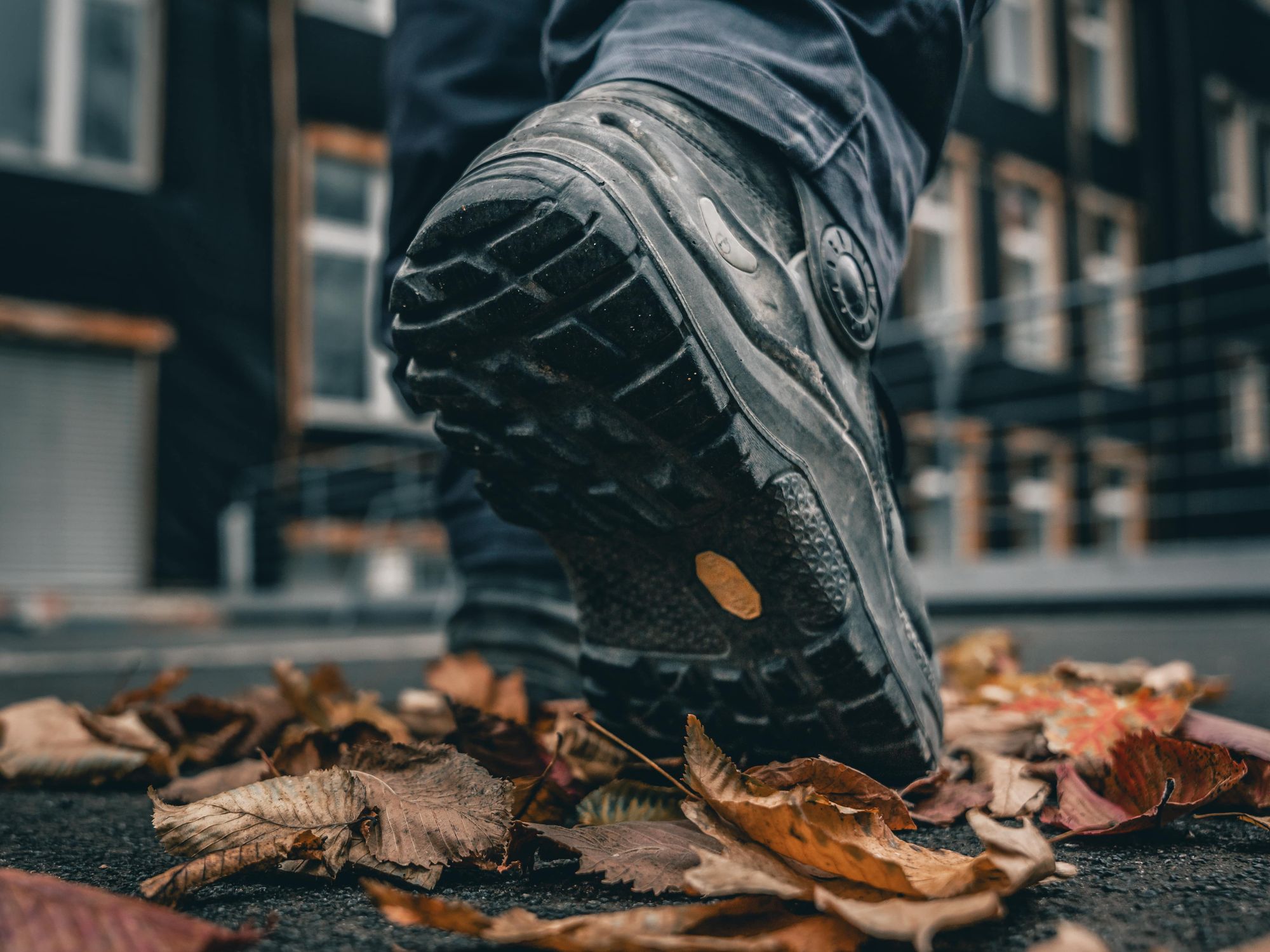 Herbst auf der Baustelle: sichtbar sein und trittsicher arbeiten Herbst auf der Baustelle: sichtbar sein und trittsicher arbeiten
