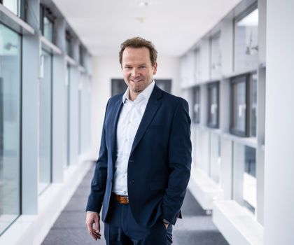Dipl.-Ing. (FH), MBA Mario Theurl, Geschäftsführer (CEO) der BAUER Spezialtiefbau GmbH Dipl.-Ing. (FH), MBA Mario Theurl, Geschäftsführer (CEO) der BAUER Spezialtiefbau GmbH lächelt freundlich in die Kamera