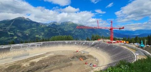 „Je stärker, desto besser“ war das Motto der Firma Kostmann GesmbH bei der Suche nach einem Kran für die Sedimententfernung des Speicherbeckens Roßwiese im Auftrag der Verbund Hydro Power GmbH. Wolffkran Austria entsendet Kraftpaket für die Speicherbecken-Reinigung