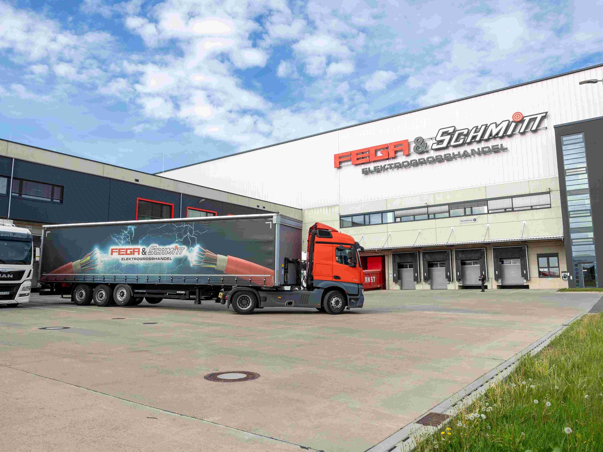 Shuttle warehouse with 160,000 storage spaces: Electrical wholesaler automates fulfillment center with TGW Shuttle warehouse with 160,000 storage spaces: Electrical wholesaler automates fulfillment center with TGW