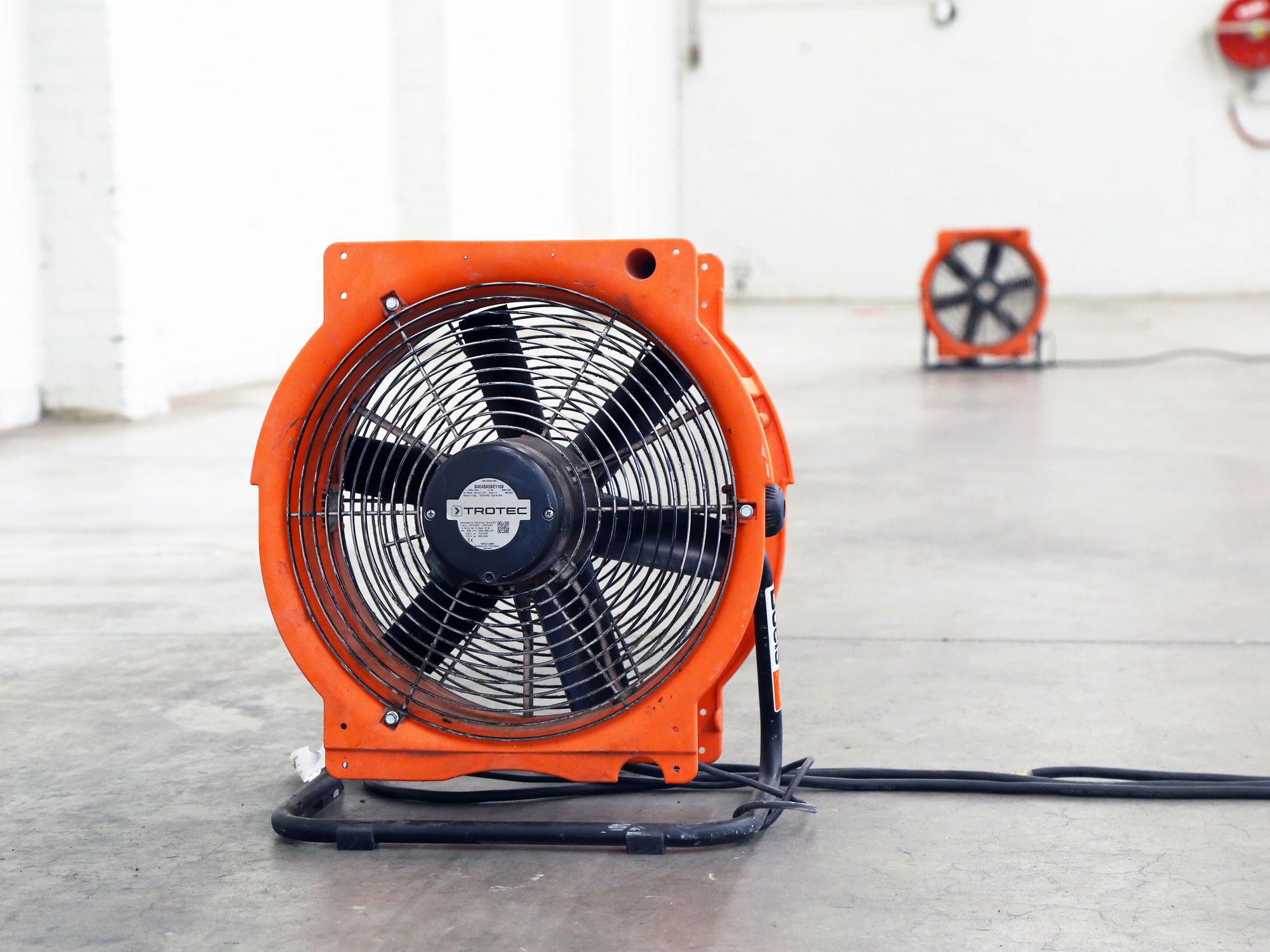 Leistungsstarke Ventilatoren sorgen für eine bessere Luftzirkulation und helfen dabei, Hitzestaus in Werkstätten, Hallen oder auf Baustellen zu reduzieren.
