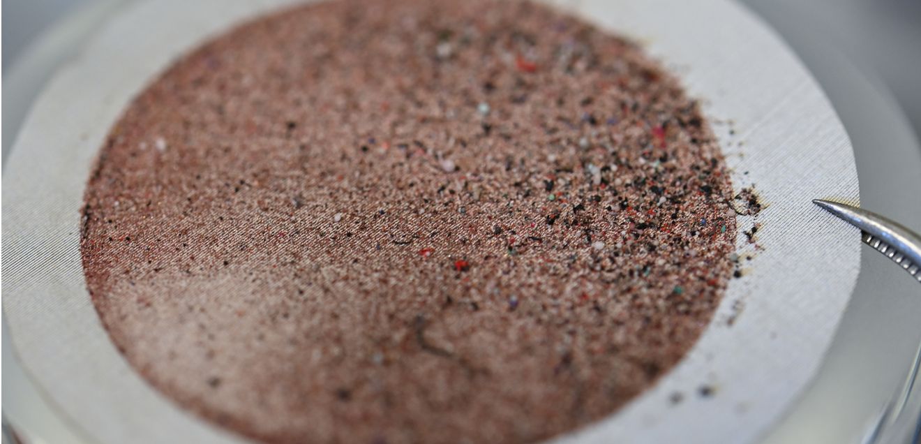 Mikroplastikpartikel haben sich nach der Filtration im Labor des Instituts für Umwelt- und Verfahrenstechnik an der Hochschule RheinMain auf einer Edelstahlmembran abgesetzt. Mikroplastikpartikel im Filter