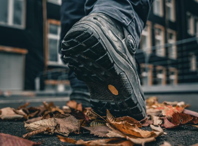 Herbst auf der Baustelle: sichtbar sein und trittsicher arbeiten Herbst auf der Baustelle: sichtbar sein und trittsicher arbeiten