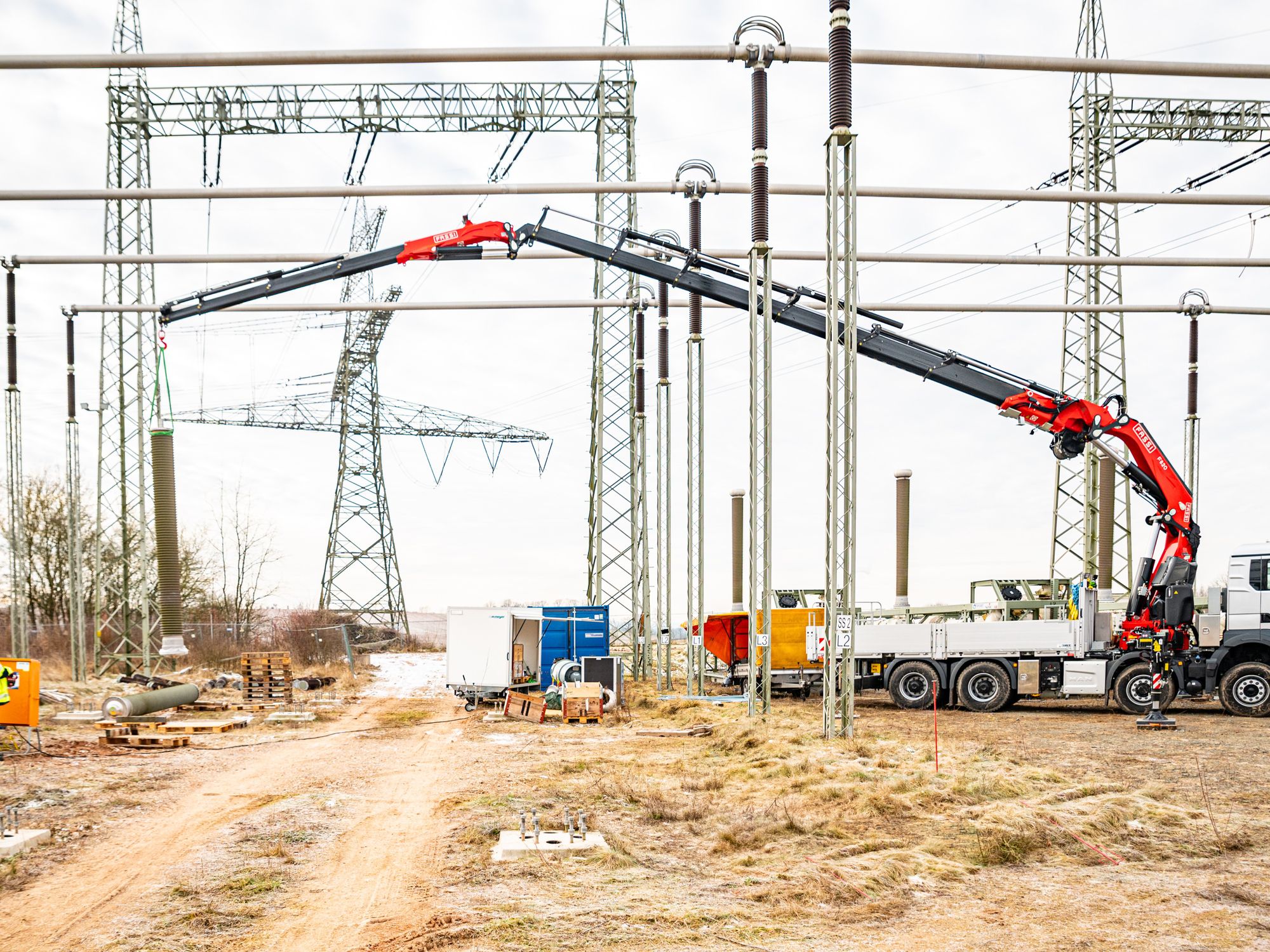 Feingefühl unter Spannung: Fassi-Ladekrane beim Netzausbau