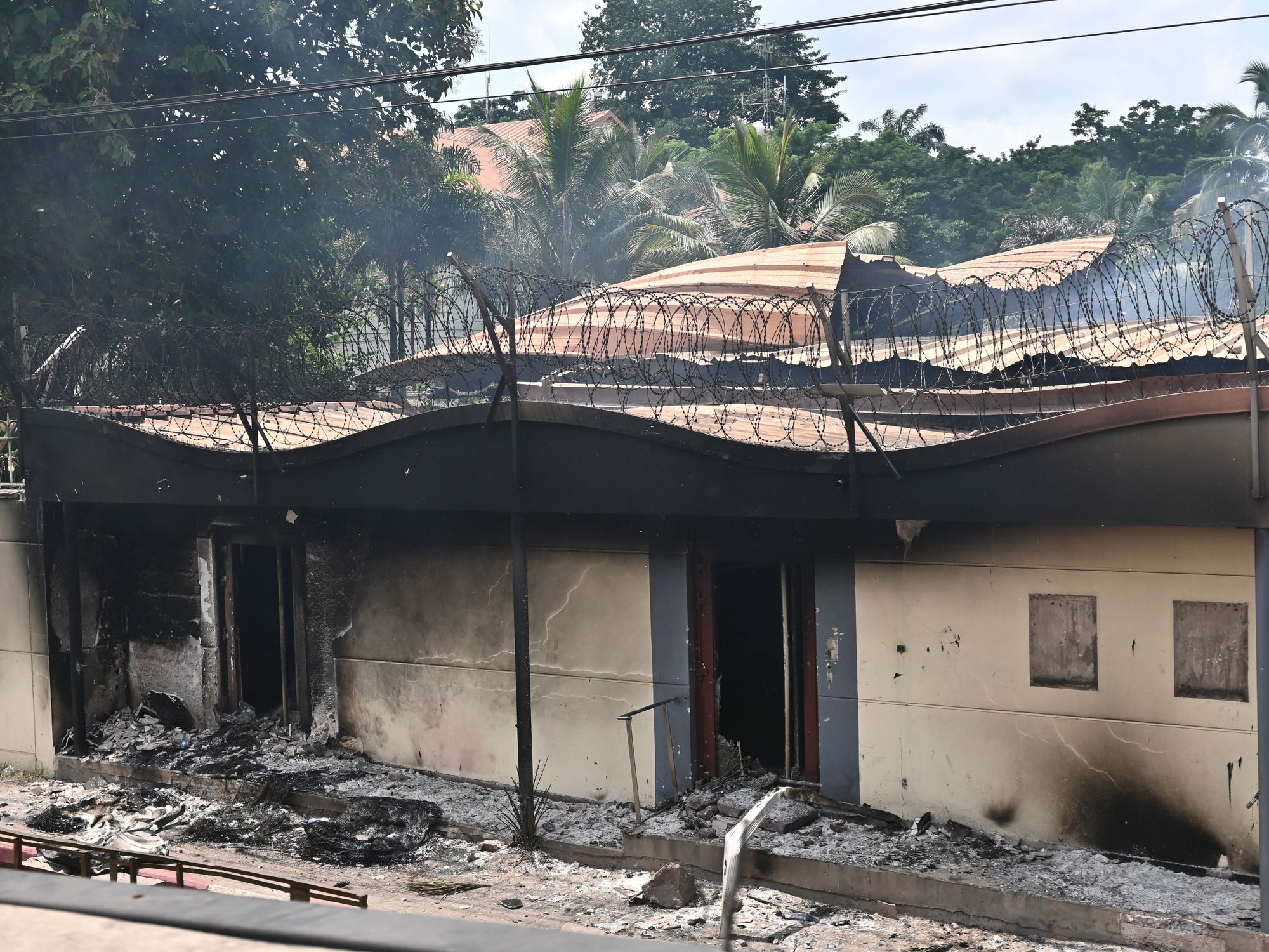 Gewalt in der Demokratische Republik Kongo Gewalt in der Demokratische Republik Kongo, Kinshasa: Rauch steigt von der zerstörten französischen Botschaft auf