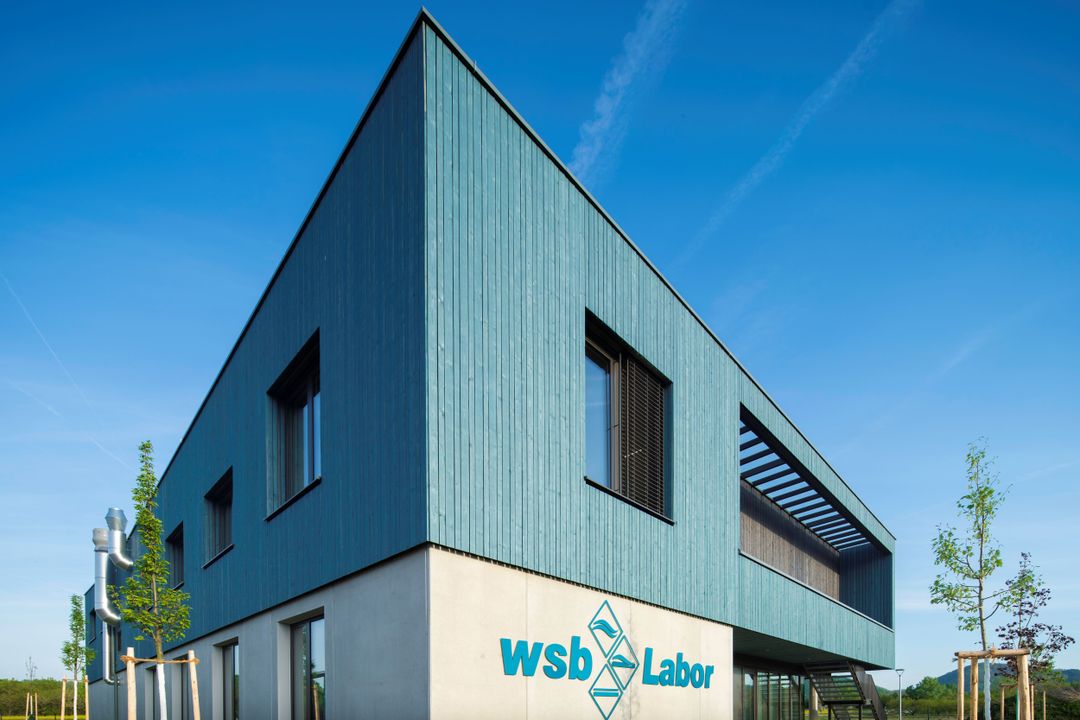 WSB Labor mit blauer Holzfassade