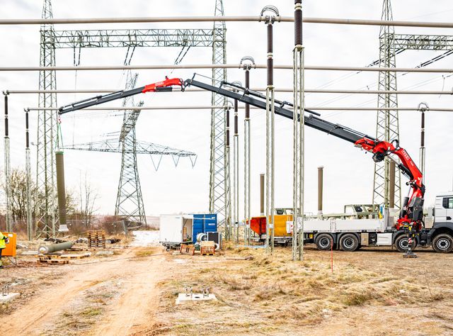 Feingefühl unter Spannung: Fassi-Ladekrane beim Netzausbau