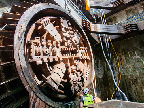 Mixschild ELSA erreicht den Zielschacht der ElbX-Baustelle.