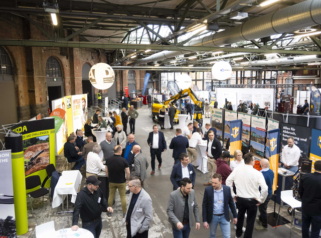 Fachtagung Abbruch 2025 - Branchentreff für Abbruch und Recycling Besucher in den Hallen der vergangenen Fachtagung Abbruch