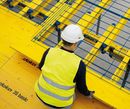 Schiebegitter für Träger-Deckenschalungen Bauarbeiter betrachte Schiebegitter auf der Baustelle