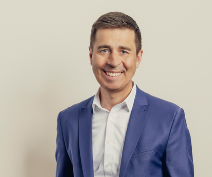 Holger Fries, Partner bei Walter Fries Corporate Finance, lächelt freundlich in die Kamera Holger Fries, Partner bei Walter Fries Corporate Finance, lächelt freundlich in die Kamera