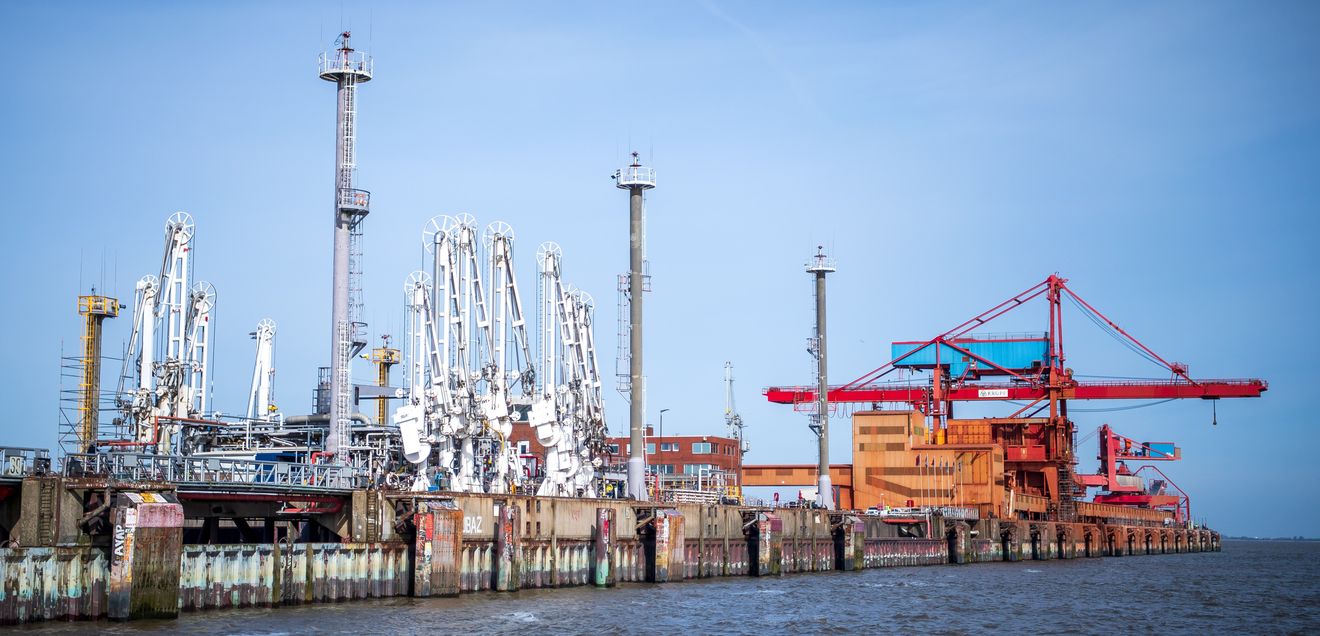 Der Bau des ersten deutschen LNG-Terminals an Land hat begonnen. Der Hafen in Stade, an dem das LNG-Terminal entsteht.
