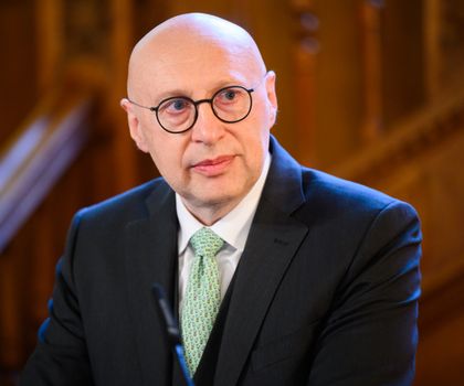 Stefan Hell Der Wissenschaftler Stefan Hell steht im Gästehaus der Landesregierung bei der Verleihung der Niedersächsischen Landesmedaille, der höchsten Auszeichnung des Landes Niedersachsen. Der Göttinger Wissenschaftler wurde 2014 mit dem Nobelpreis für Chemie ausgezeichnet. Hell wird für seinen langjährigen und vielfältigen Einsatz in und für die Wissenschaft sowie seine herausragenden Verdienste um den niedersächsischen Wissenschafts- und Forschungsstandort ausgezeichnet.