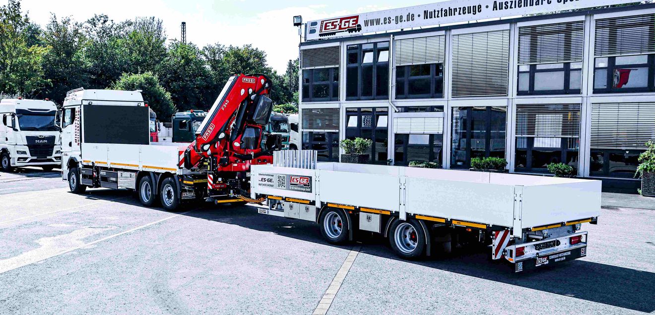 Lkw mit Ladekran und ES-GE-Tandemanhänger Lkw mit Ladekran und ES-GE-Tandemanhänger