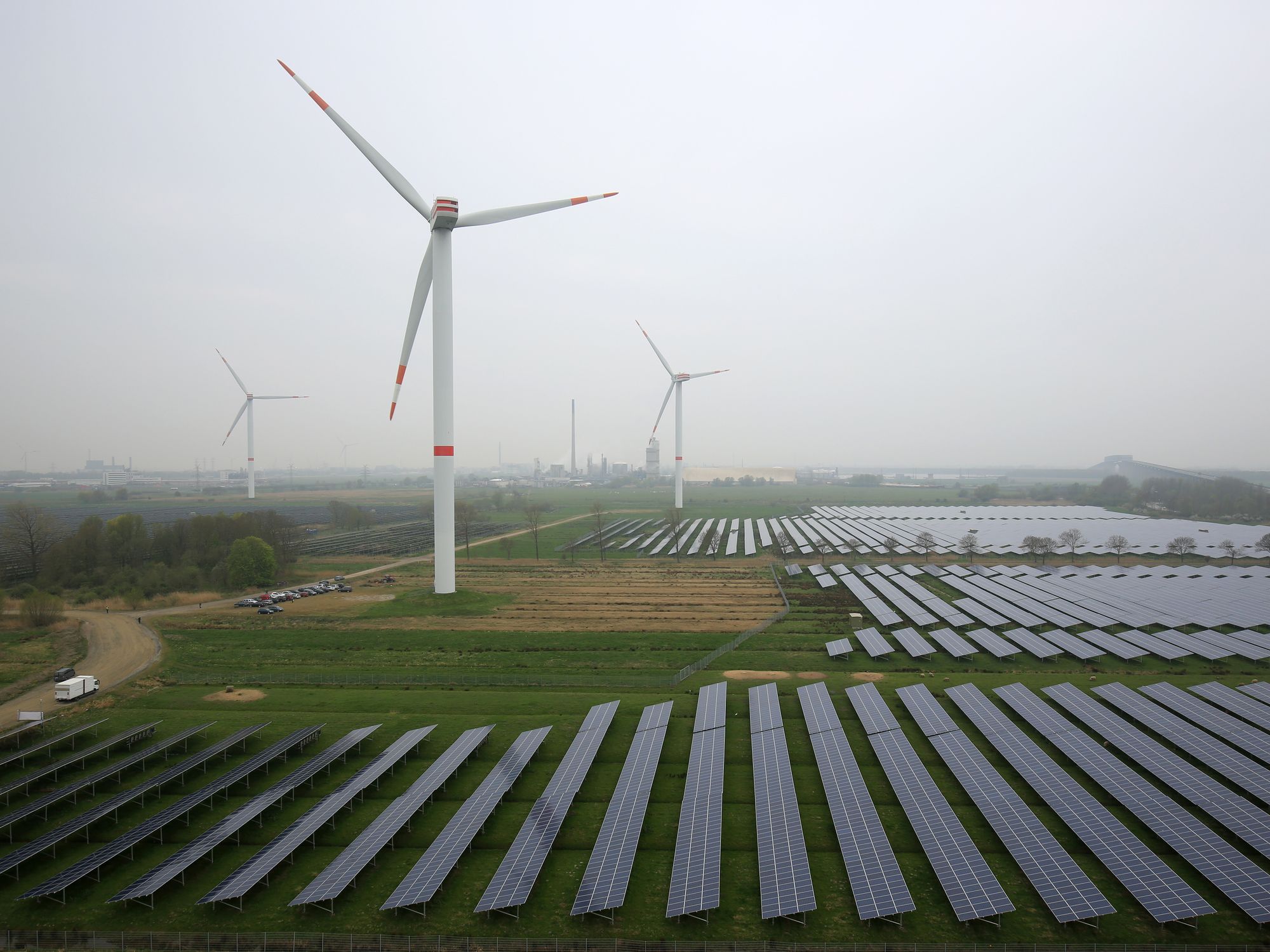 Eine Solaranlage und Windräder sind am 25.04.2015 in Büttel, Schleswig-Holstein, zu sehen.