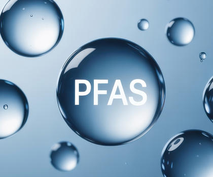 Schriftzug PFAS in einem Wassertropfen