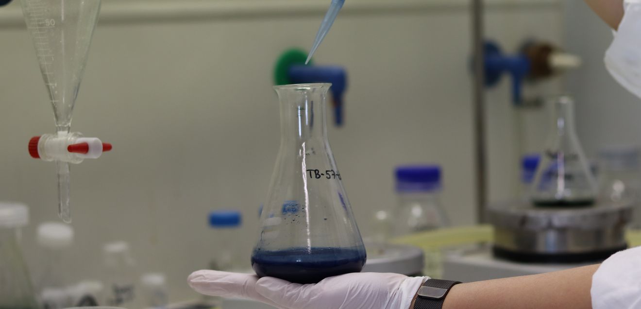 Fahrplan für zuverlässige Chemie: Uni Wien entwickelt Atlas für reproduzierbare Chemieexperimente Im Chemielabor der Universität Wien: Stabilitätstests an winzigen "Metall-Mandalas" (POM-Käfigen) – Probenvorbereitung an der Abzugshaube.