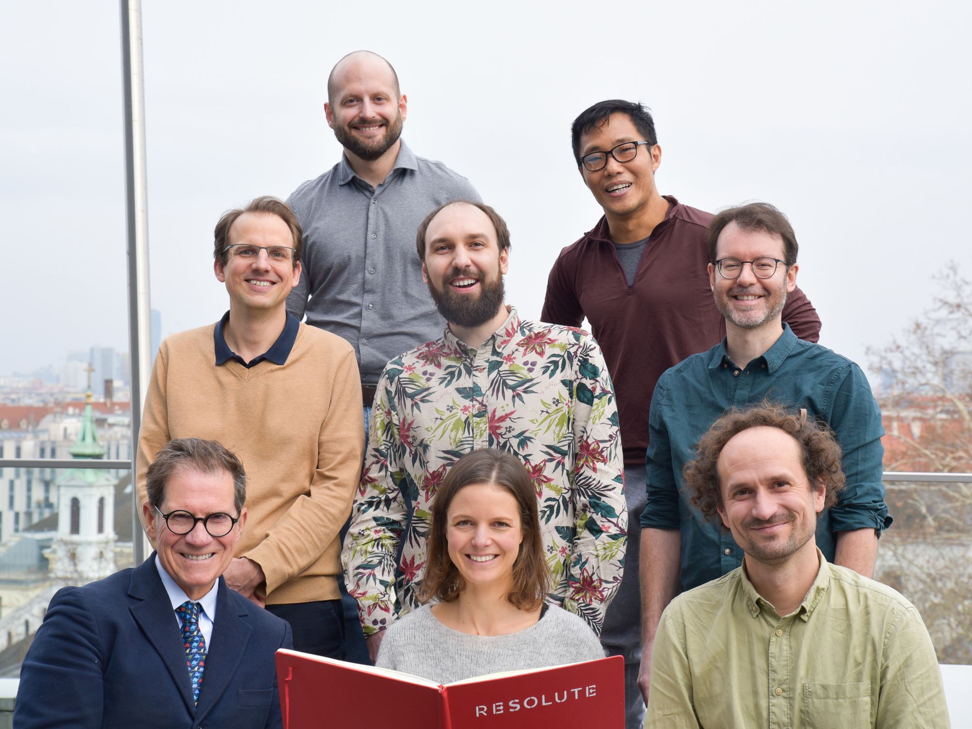Die Autor:innen der Studien (erste Reihe, v.l.n.r.: Giulio Superti-Furga, Tabea Wiedmer, Ulrich Goldmann; zweite Reihe, v.l.n.r.: Gernot Wolf, Fabian Frommelt, Rene Ladurner; dritte Reihe, v.l.n.r.: Philipp Leippe, Shao Thing Teoh)