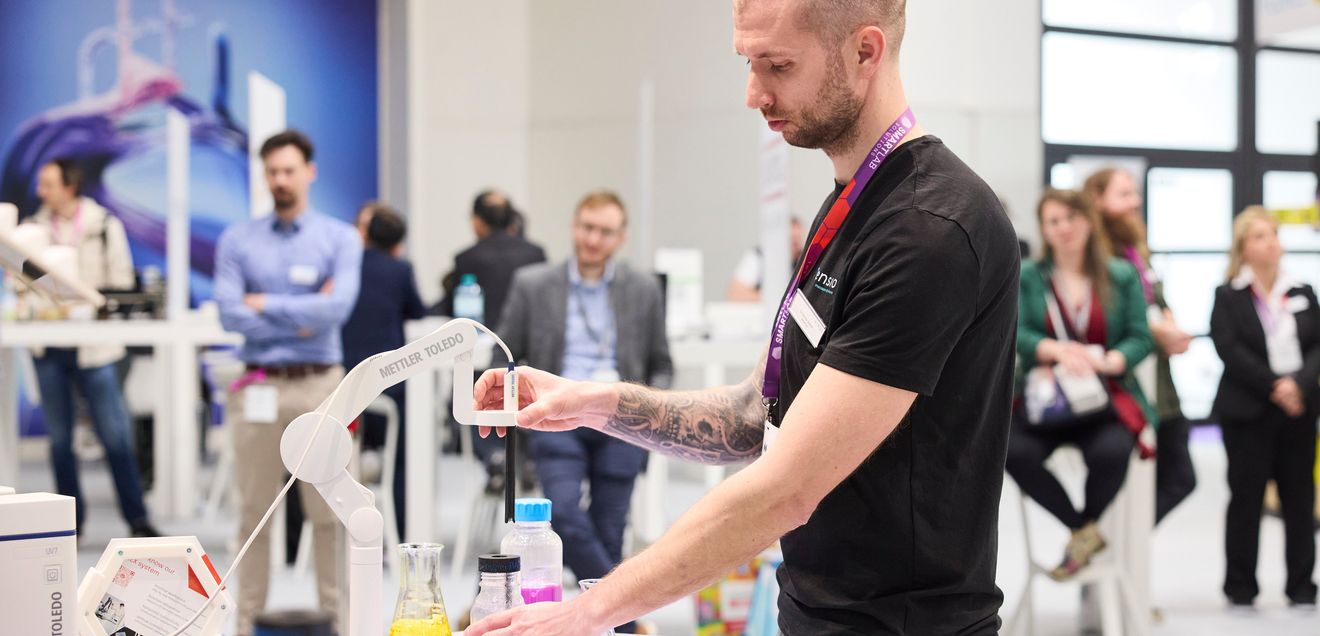 Roboterarm von Mettler Toledo auf der analytica Sonderschau Digital Transformation 2024
