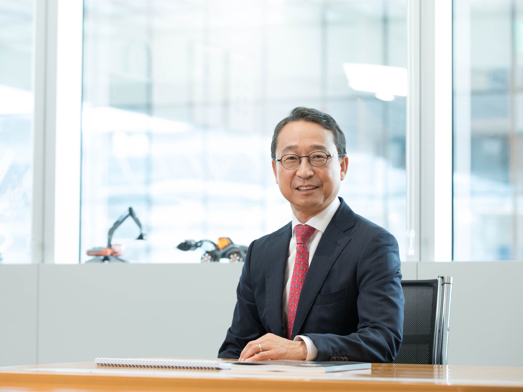 HD Hyundai mit Develon und Hyundai im Baumaschinenmarkt