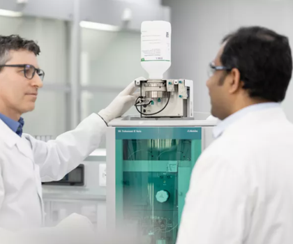 Nachhaltigkeit in der Ionenchromatographie Im Labor: Zwei Labormitarbeiter bei der Ionenchromatographie