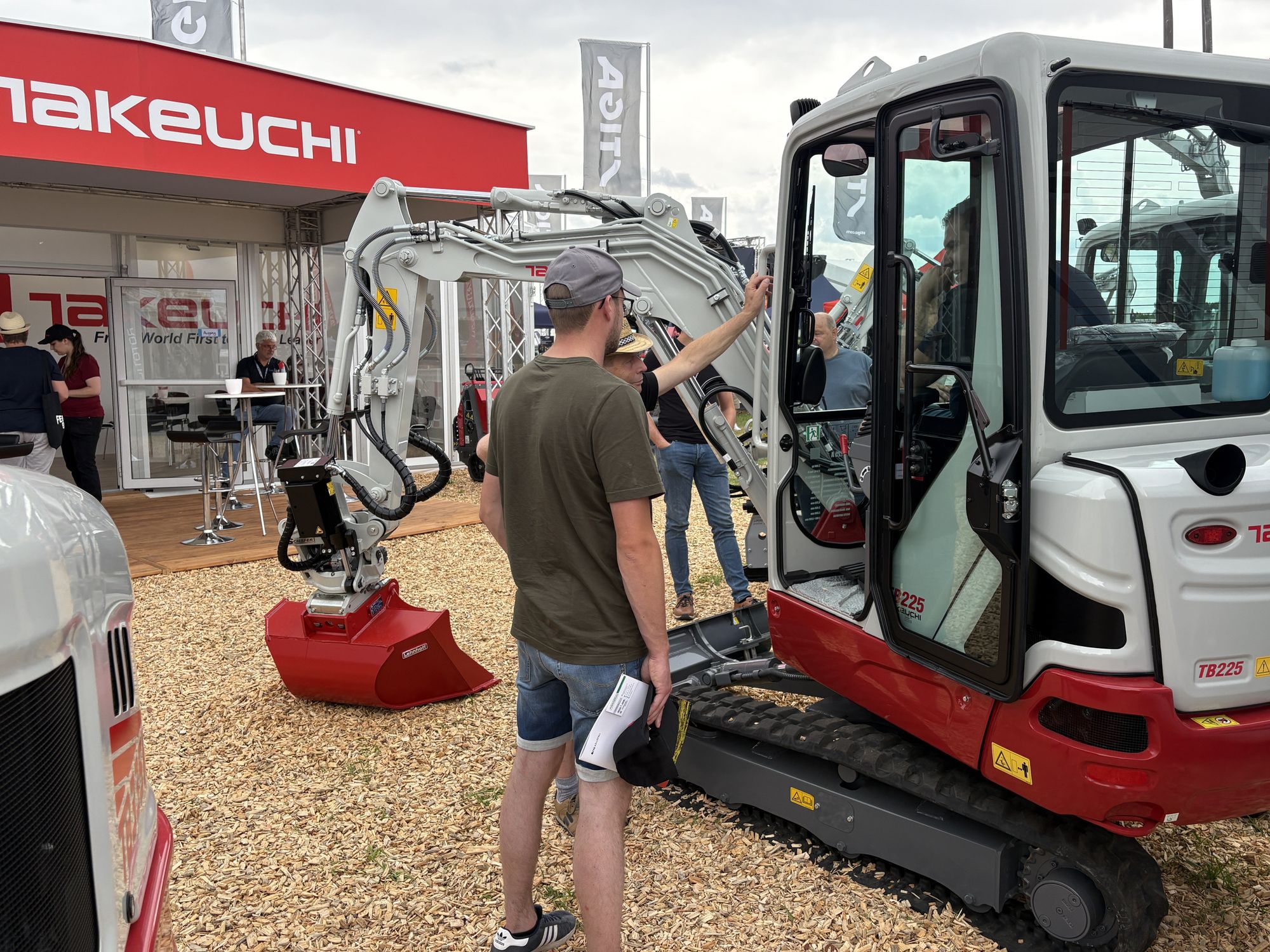 Flexibilität trifft Effizienz: Takeuchi mit smarter Baggertechnologie Flexibilität trifft Effizienz: Takeuchi mit smarter Baggertechnologie