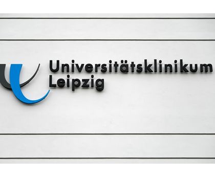 Uniklinikum Leipzig will KI in der Diagnose nutzen Schild der Uniklinik Leipzig: Sie will KI in der Diagnostik nutzen
