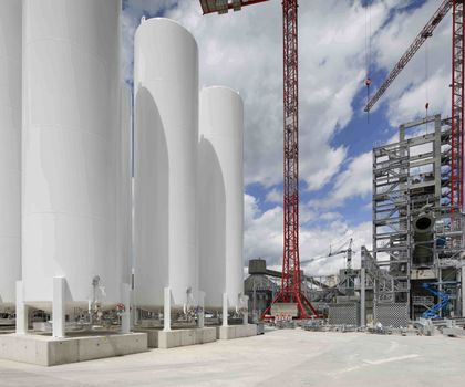 Mitte Juni wurden auf der Baustelle des CO2-Abscheide-Projekts „catch4climate“ die sechs Sauerstofftanks für die Oxyfuel-Anlage installiert. Forschungs- und Entwicklungsprojekt „catch4climate“: Weiterer Meilenstein beim Bau der CO2-Abscheide-Anlage erreicht