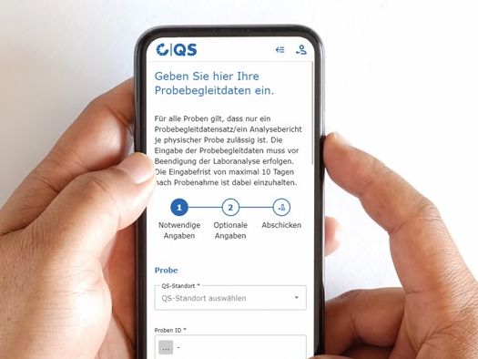 Für das Rückstandsmonitoring: Probebegleitdaten mit App erfassen Mobile Phone mit QS-App