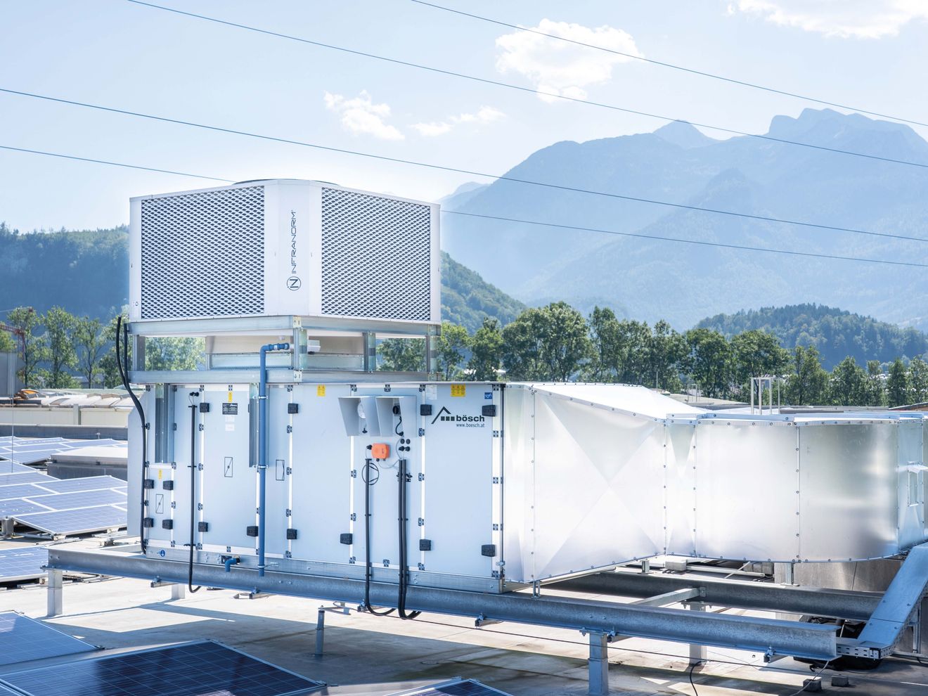 Cooling industrial halls without conventional air conditioning: cooling concept with significantly reduced energy requirements Infranorm is developing a cooling concept for industrial halls based on two-stage adiabatic cooling. According to the company, energy consumption can be reduced by up to 95 percent.