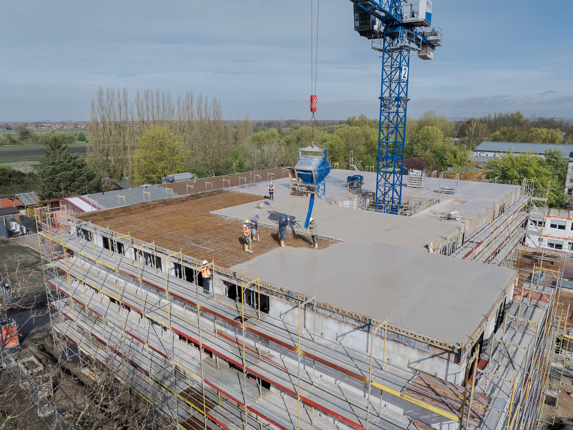 Hamburg setzt im Bereich des Schulbaus neue Maßstäbe, insbesondere mit dem nachhaltigen Ansatz bei der Erweiterung der Grundschule Ohrnsweg. R-Beton und App von Heidelberg Materials für Schulbau in Hamburg