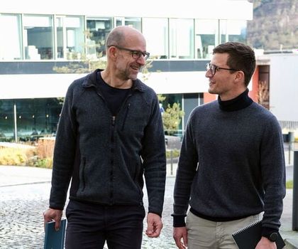 Antibiotikaresistente Bakterien: Enzym schützt vor Toxin der Tropenbakterien Christian Hertweck (links) und Jonas Fiedler am Leibniz-HKI in Jena. Sie entdeckten ein Enzym, das einen Virulenzfaktor gefährlicher Burkholderia-Bakterien neutralisiert.