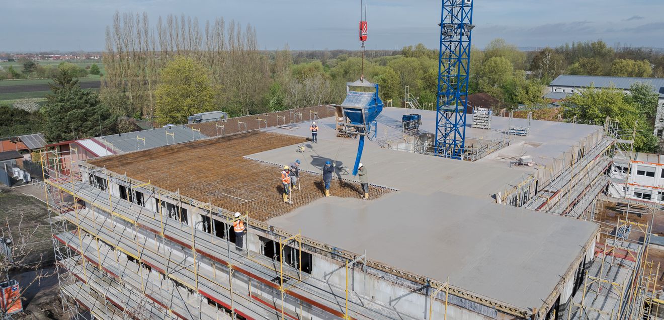 Hamburg setzt im Bereich des Schulbaus neue Maßstäbe, insbesondere mit dem nachhaltigen Ansatz bei der Erweiterung der Grundschule Ohrnsweg. R-Beton und App von Heidelberg Materials für Schulbau in Hamburg