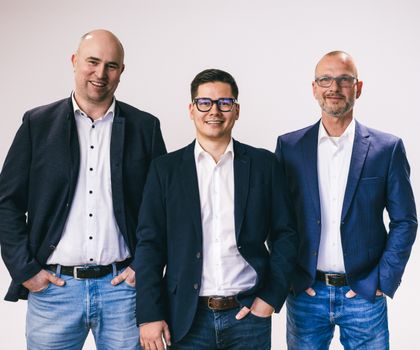 Das neue Führungsteam der künftigen Mennicke+Brochier GmbH lächelt gemeinsam in die Kamera Das neue Führungsteam der künftigen Mennicke+Brochier GmbH lächelt gemeinsam in die Kamera