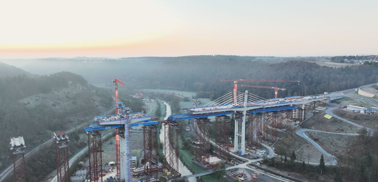 Die aktuellen Arbeiten schließen nahtlos an den begonnenen Einbau der Schrägseile an. Die aktuellen Arbeiten schließen nahtlos an den begonnenen Einbau der Schrägseile an.