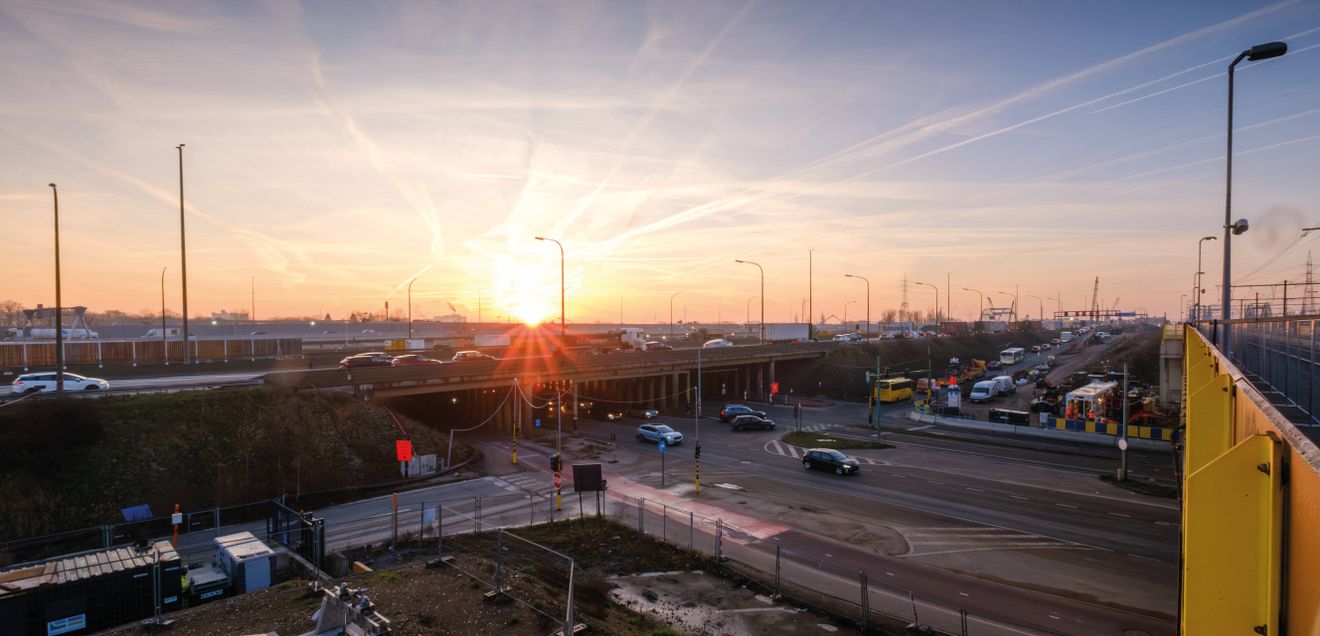 Schlitzwandarbeiten unter bestehender Infrastruktur: Baustelleneinsatz des Bauer Cube Systems in Antwerpen