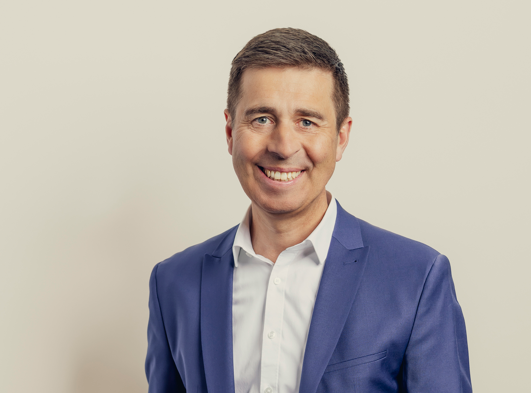Holger Fries, Partner bei Walter Fries Corporate Finance, lächelt freundlich in die Kamera