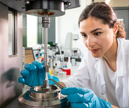 Wissenschaftlerin an der TU München Wissenschaftlerin an der TU München
