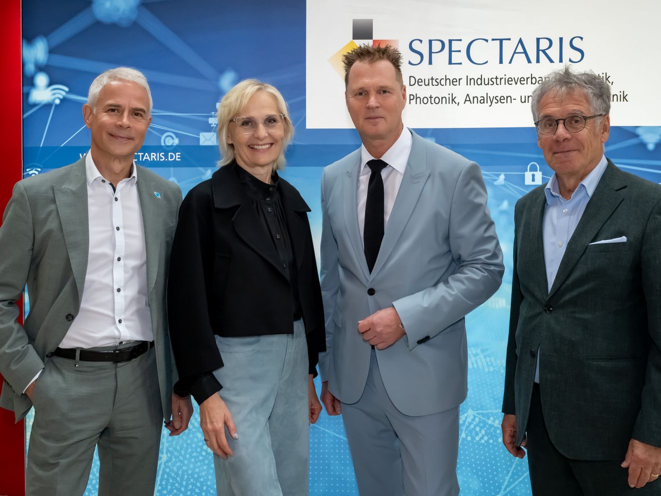 André Schulte ist neuer Vorsitzender des Deutschen Industrieverbandes Spectaris Maik Müller, stv. Vorsitzender, Mirjam Rösch, stv. Vorsitzende, André Schulte, Vorsitzender und Mathis Kuchejda