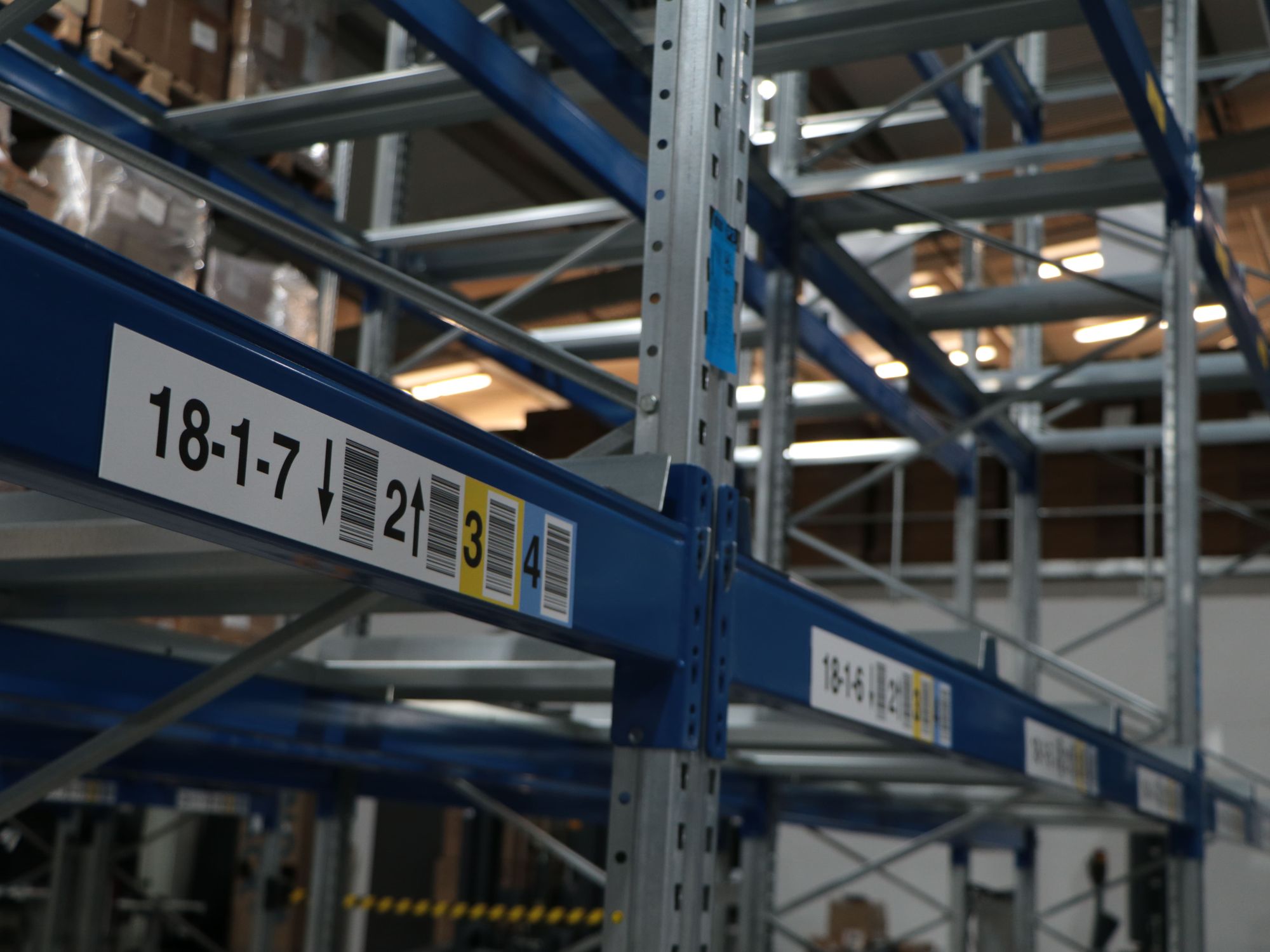 When it came to labeling the pallet spaces, Cybertrading once again opted for a solution from ONK that had been tried and tested in the old hall for four years: a set of color-coded and bar-coded man-down labels and corresponding individual space labels. The Cologne-based specialist cut the man-down labels attached to the lowest crossbeam from rigid PVC foam. This makes them resistant to the high stresses caused by forklift traffic. When it came to labeling the pallet spaces, Cybertrading once again opted for a solution from ONK that had been tried and tested in the old hall for four years: a set of color-coded and bar-coded man-down labels and corresponding individual space labels. The Cologne-based specialist cut the man-down labels attached to the lowest crossbeam from rigid PVC foam. This makes them resistant to the high stresses caused by forklift traffic.