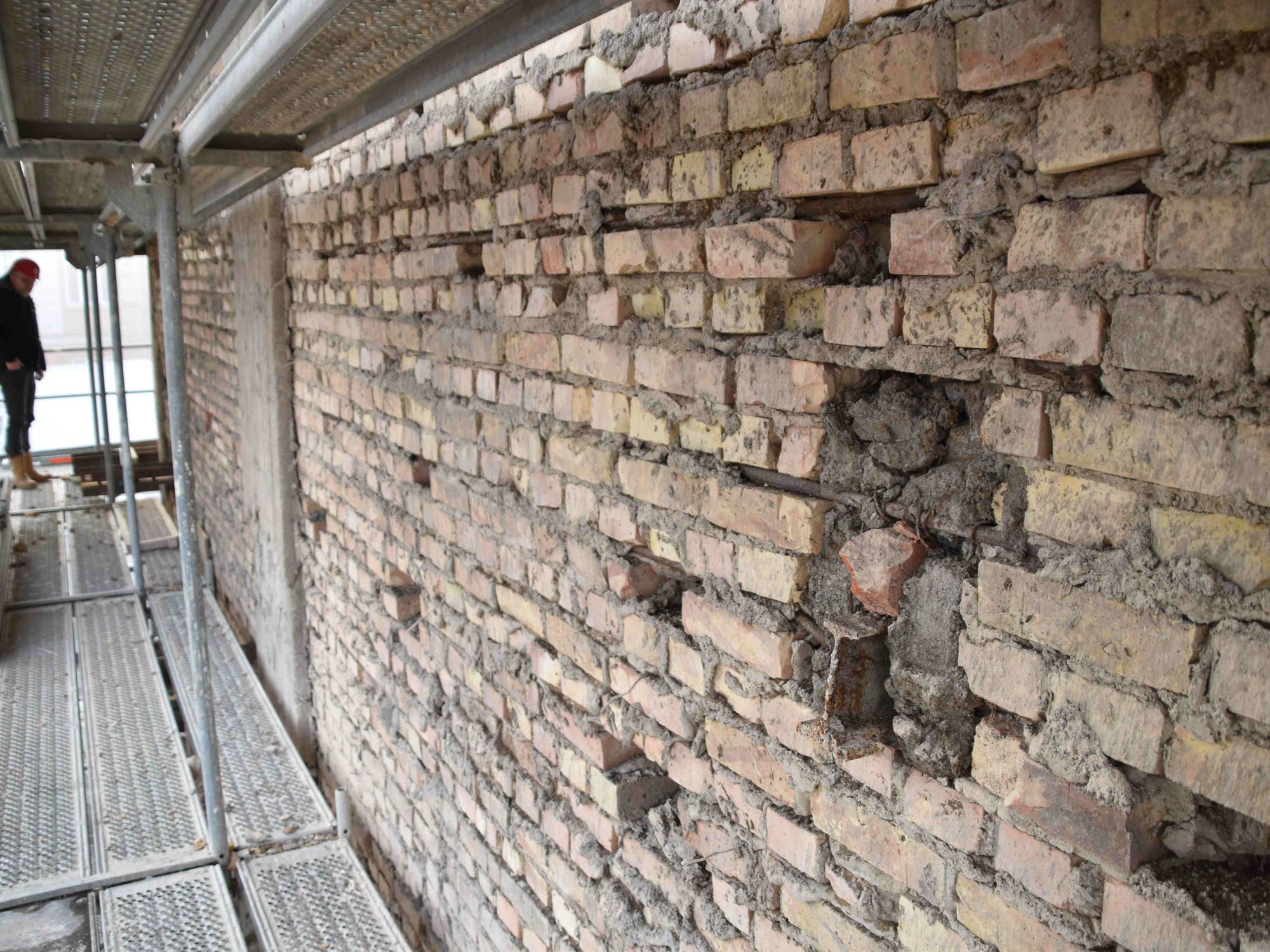 Das alte Gemäuer hielt nach der Entfernung der Verklinkerung einige Überraschungen bereit, zum Beispiel eingebaute Stahlbewehrungen.