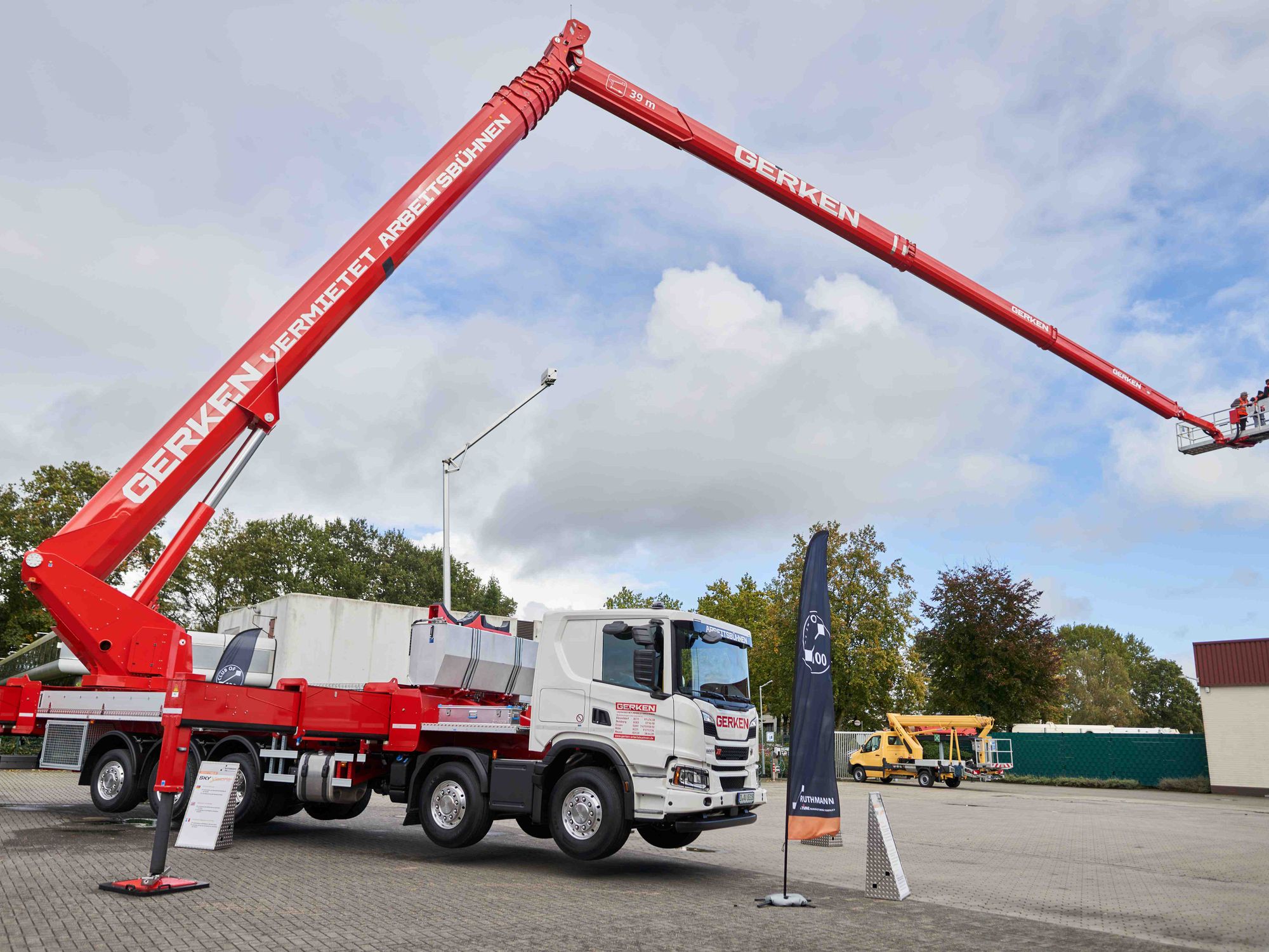 Weltweit agilster 100-Meter-Steiger auf dem Lkw-Arbeitsbühnen-Markt